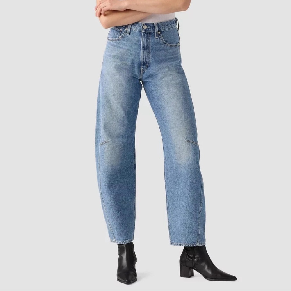 Levi's Women's Cinch Barrel Jeans in size 24 , 25,26, 27, 28 29, 30, 31 & 32 in
